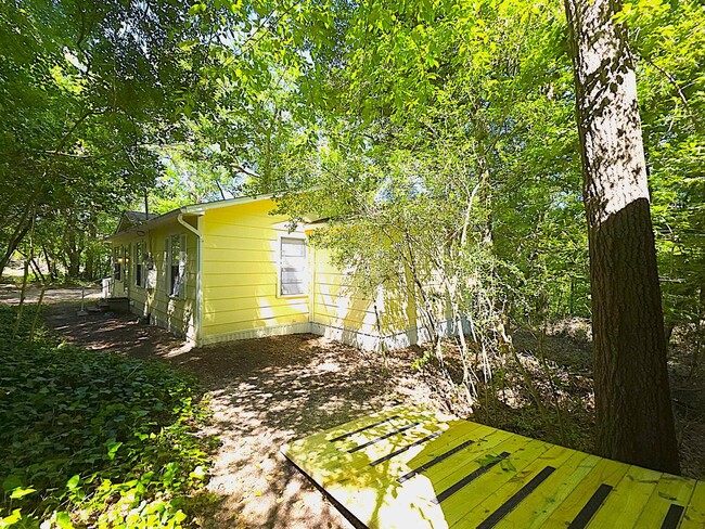 Building Photo - Welcome to this charming 3 bedroom, 2 bath...