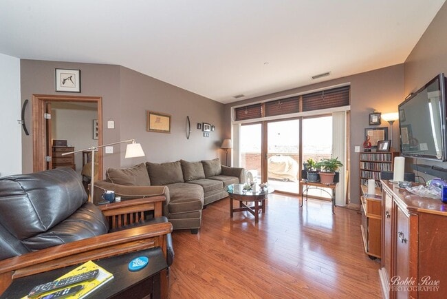 Building Photo - 140 S River St