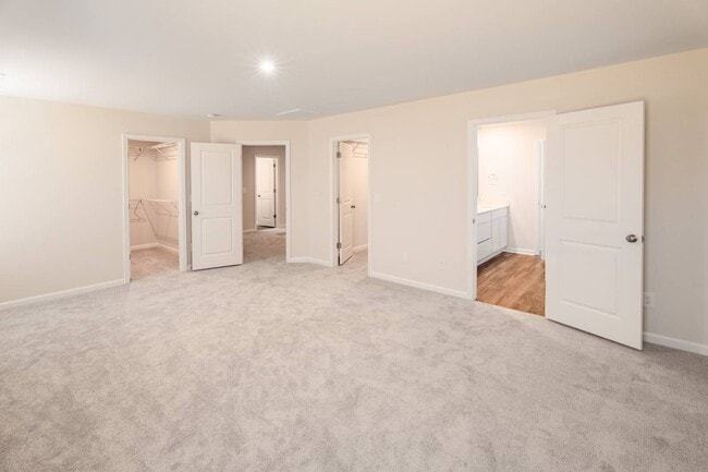 Building Photo - 421 Midland Pnes Dr