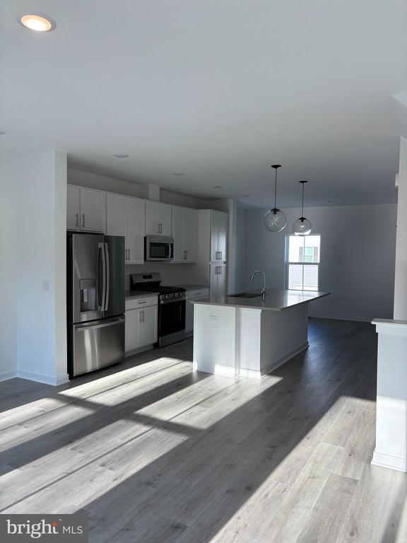 Building Photo - 55 Basswood St