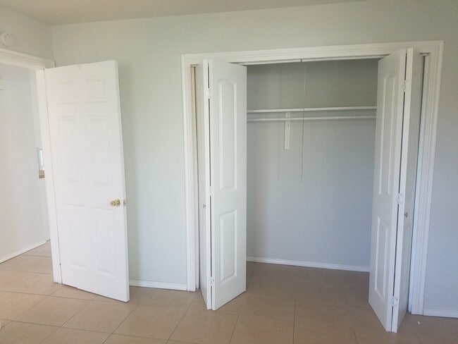 Building Photo - 2 bedroom 1 bath 43rd Ave. L - pet friendly