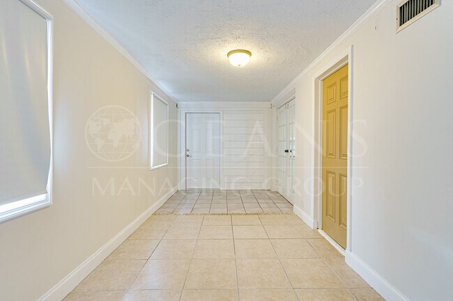 Building Photo - Charming 3 Bedroom Corner Lot Ormond Beach...