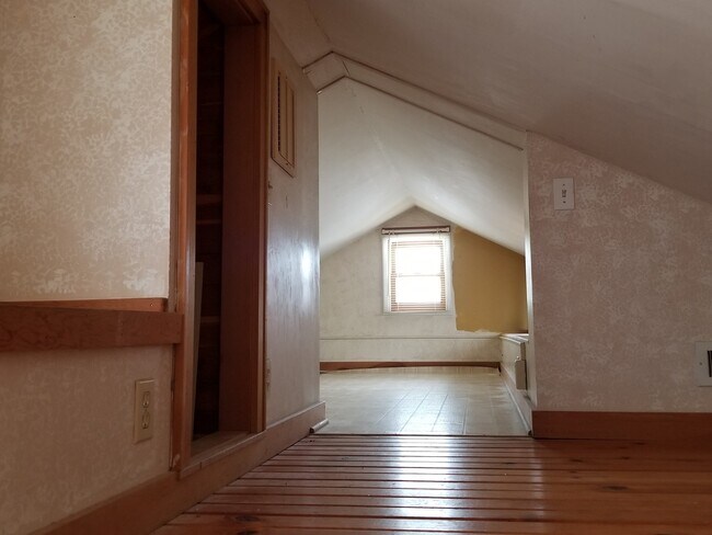 Building Photo - 2 bedroom House Close to Campus!