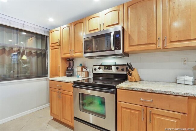 Building Photo - 10600 S Ocean Dr