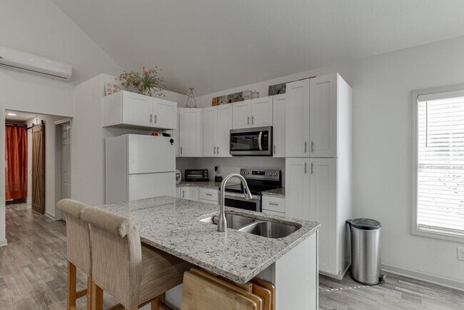 Building Photo - 1051 Gage Dr