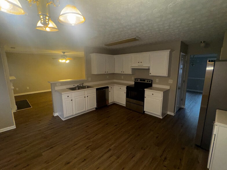 Building Photo - Room in House on Tara Bend