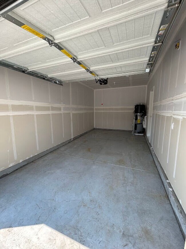 Building Photo - 3 Bedroom 2.5 Bathroom Townhome