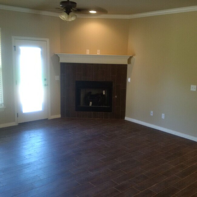 Building Photo - Nice 3 bedroom 2 bath 3 car garage home in East Fayetteville