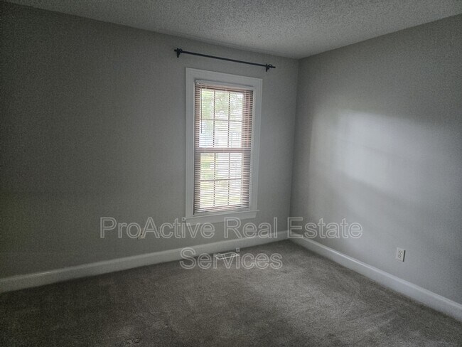 Building Photo - 674 Lord Dunmore Dr