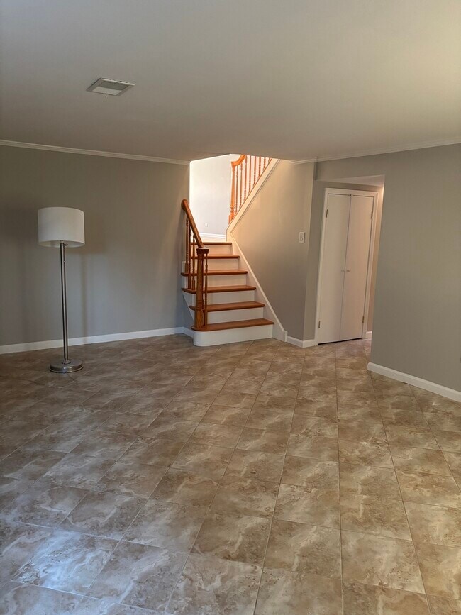 Building Photo - 608 Lavergne Ave