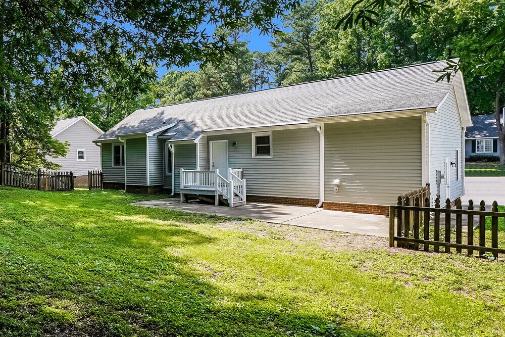 Building Photo - 303 Southampton Dr