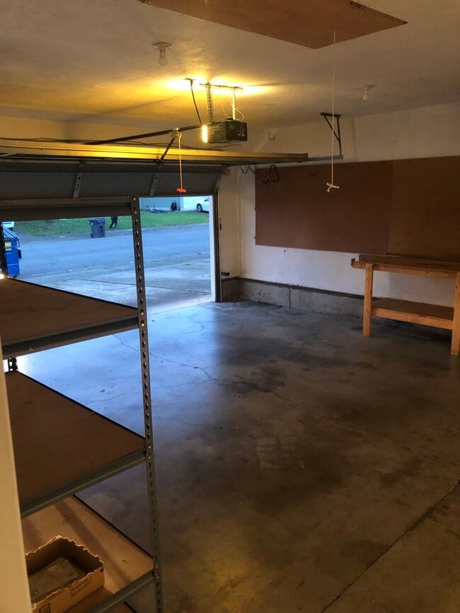 Building Photo - Spacious 3-bedroom, 2 bath home in SE Albany