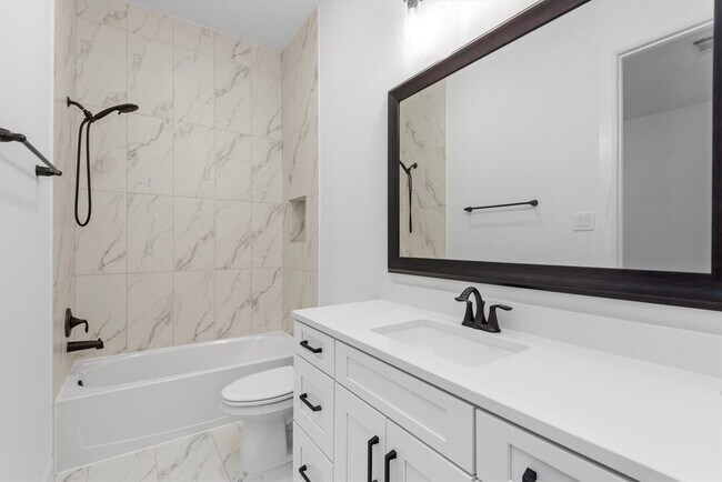 Building Photo - 15240 Hemingway Heights Dr