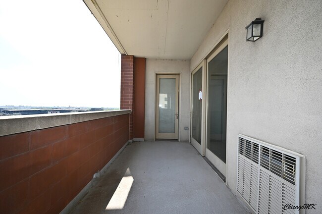Building Photo - 828 W Grace St