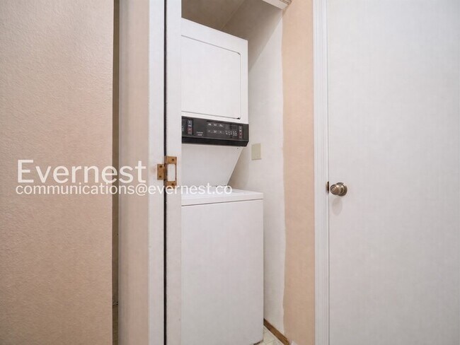 Building Photo - 1 Bed, 1 Bath Condo with Carport / Vouchers Accepted / Coming Soon!