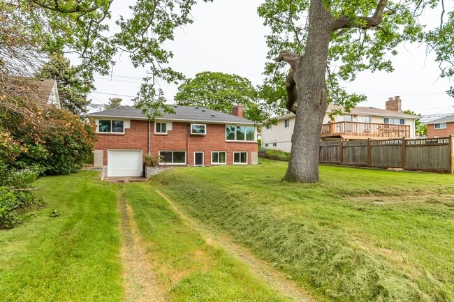 Building Photo - 3 Bedroom 2 Bath Home near Heart of Oak Ha...