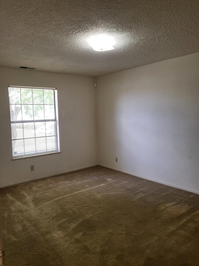 Building Photo - 827 Country Club Dr SE