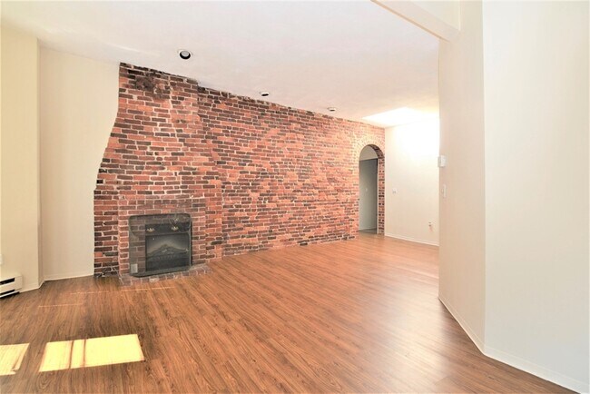 Building Photo - 67 St Germain St