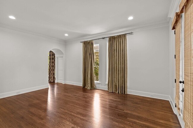 Building Photo - 2019 Overhill Dr