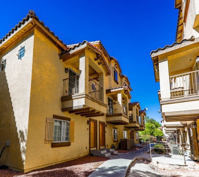 Building Photo - 4 Bed and 4 Bath Townhome In Gated North Las Vegas Community