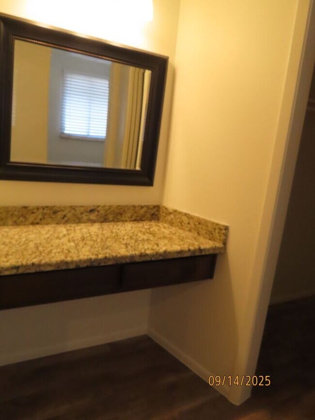 Building Photo - Heather ****$500 Off 1st Month Rent****