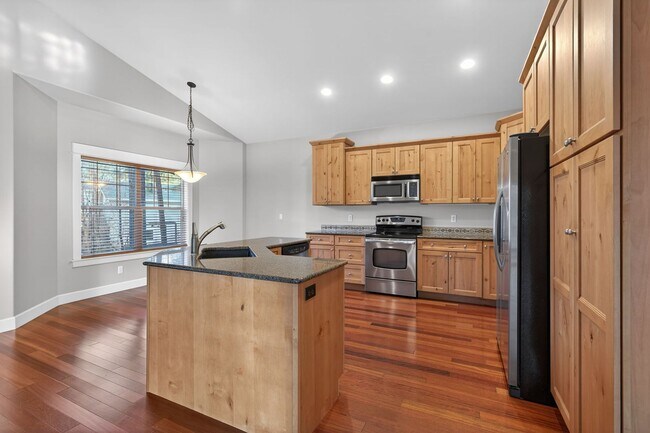 Building Photo - Luxury Living in Awbrey?Court: Your 4 Bed Dream Home Awaits