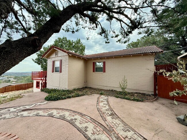 Building Photo - Million-Dollar Views of Granite Mountain &...