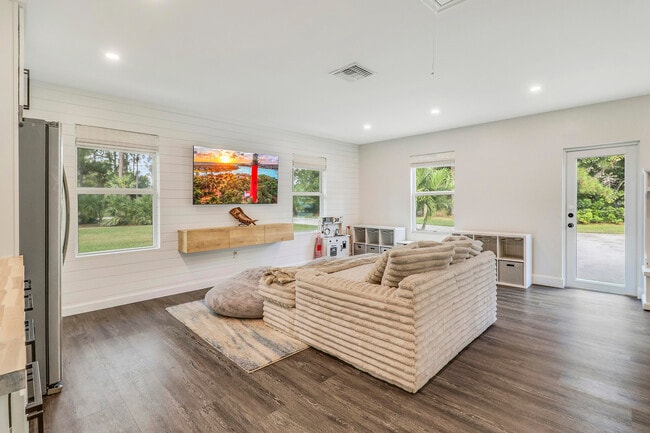 Building Photo - 15866 Alexander Run