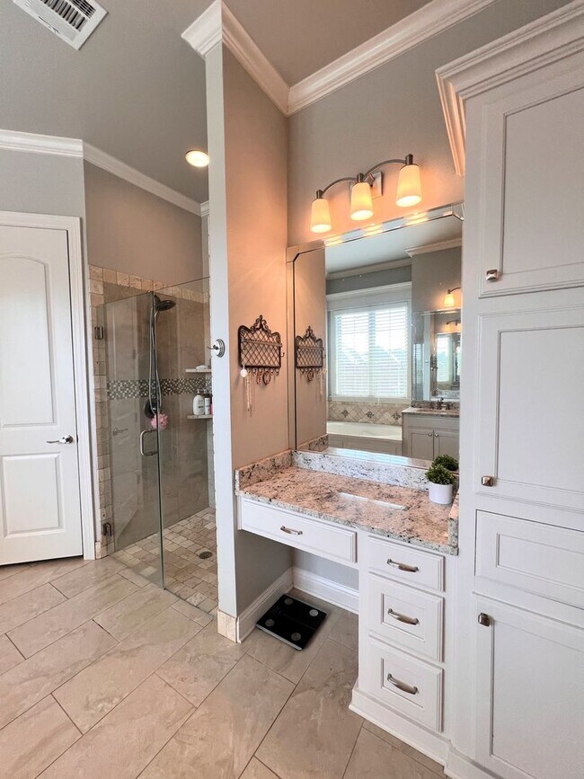 Building Photo - 725 Dumaine Dr