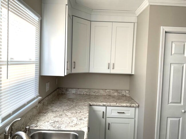 Building Photo - 615 Riverside Dr