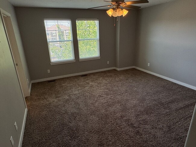 Building Photo - Beautiful 3 bedroom 2 1/2 bath townhome
