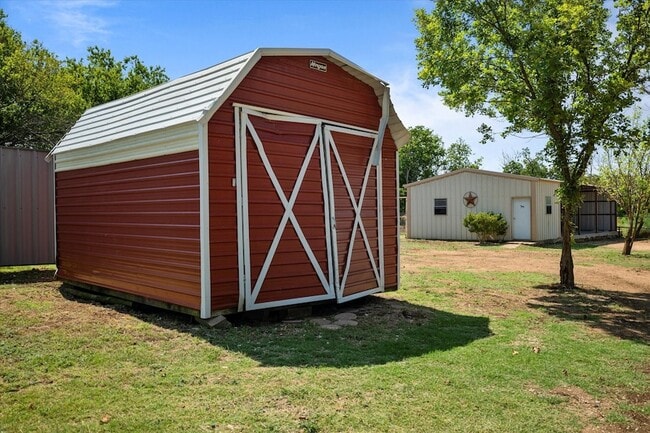Building Photo - 402 N Pkwy Dr