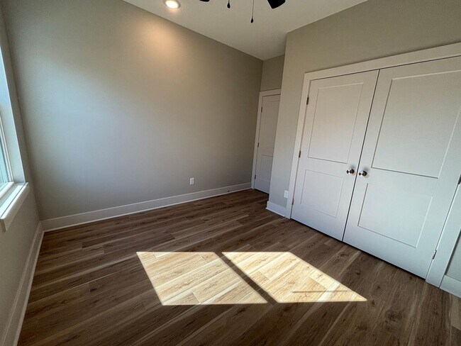 Building Photo - 1841/43 Hickory Creek