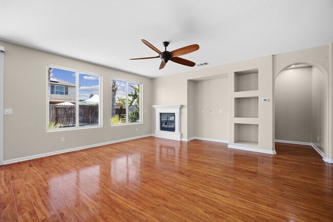 Building Photo - Beautiful home!