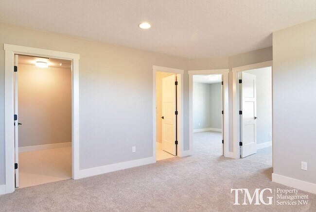 Building Photo - AmazingTownhome with Stunning Finishes! 1900+ Sq Ft, Fenced Yard!