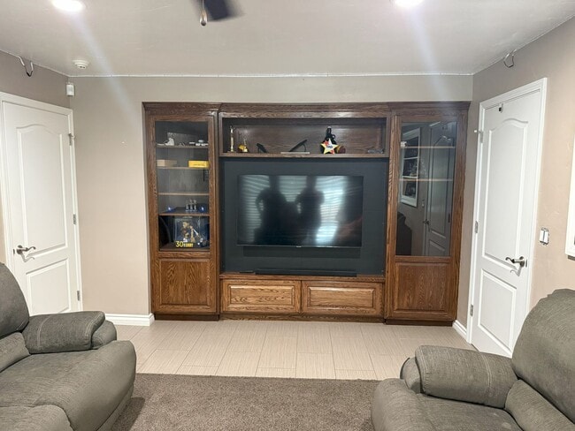 Building Photo - Beautiful Southside Los Banos Rental
