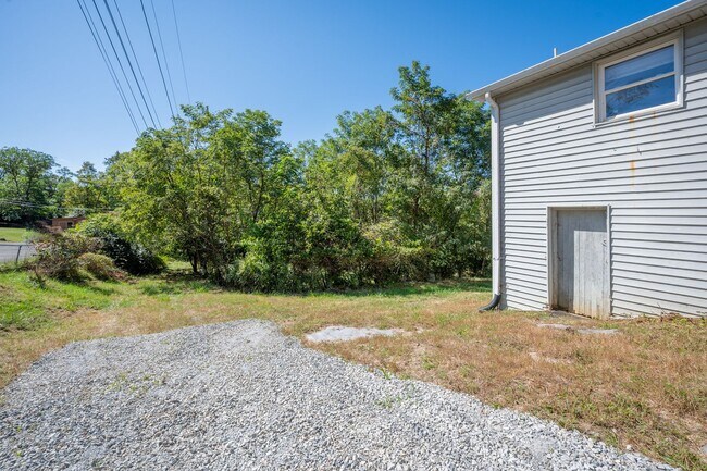 Building Photo - Updated 2 bedroom 1 bath in Fairlawn VA