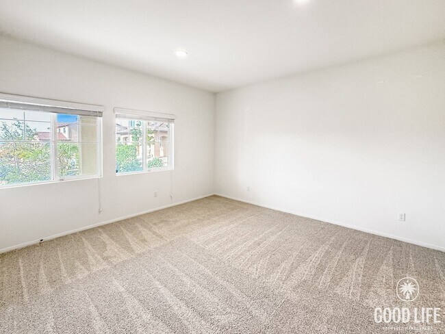 Building Photo - Beautiful 5Bd/3.5Ba Home in Cul-de-Sac in Riverside w/new Turf Back Yard and New Carpet!