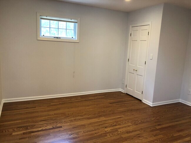 Building Photo - 11 Pond Ln