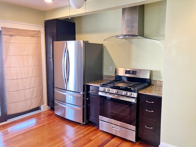 Building Photo - Modern & Spacious 2 BED 1 BATH in quiet ne...