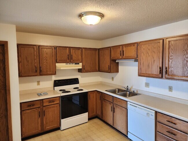 Building Photo - Large 2 Bedroom Apartment - Available Augu...