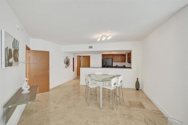 Building Photo - 16699 Collins Ave