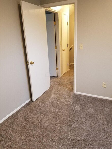 Building Photo - 1725 Churchill Downs Rd