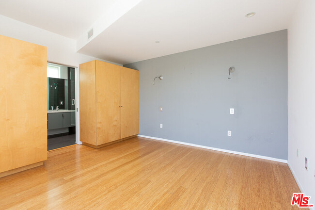 Building Photo - 3907 De Longpre Ave