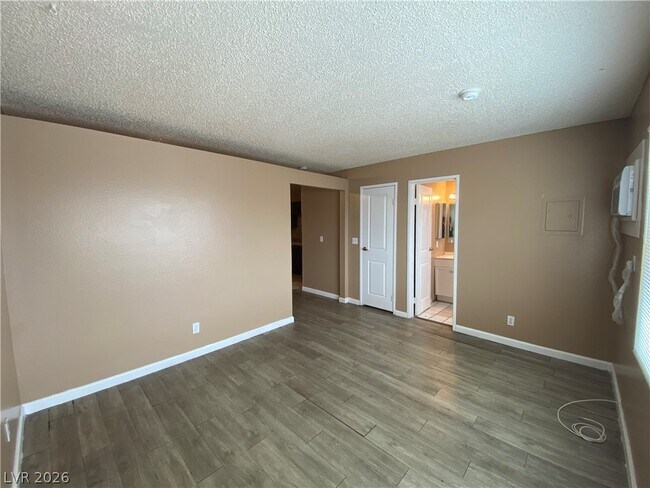Building Photo - 305 N 10th St