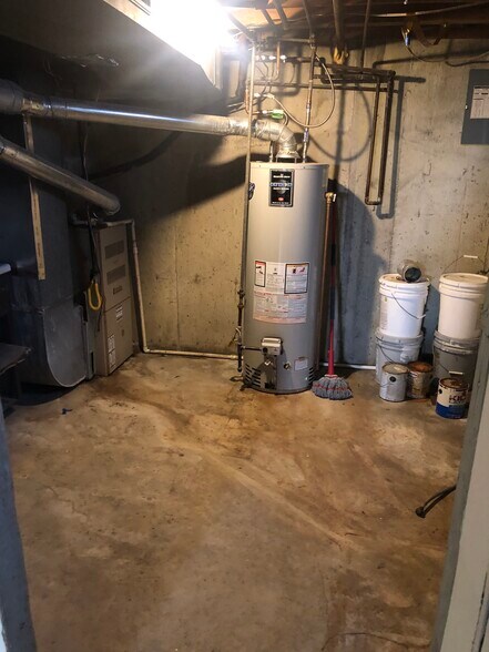 Building Photo - 2358 S Crestway St