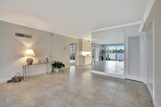 Building Photo - 2727 Yacht Club Blvd