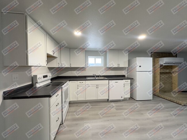 Building Photo - 605 S Miller Ave