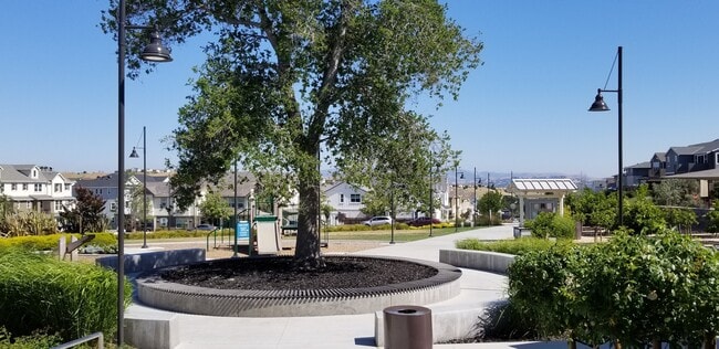 Building Photo - Beautiful end unit 4 bedroom condo in Dublin