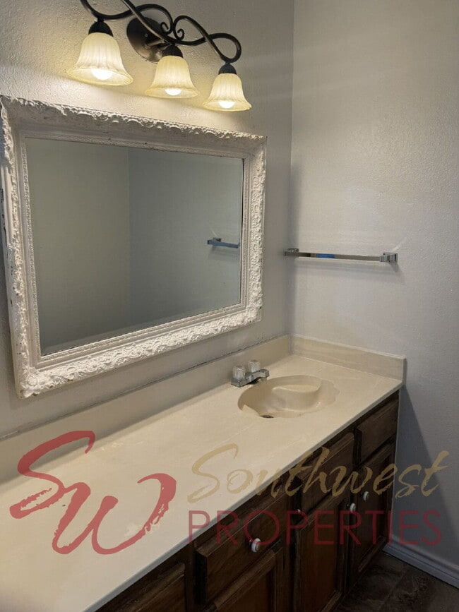 Building Photo - Charming 3 bedroom 2 bath on 2 acres within city limits!